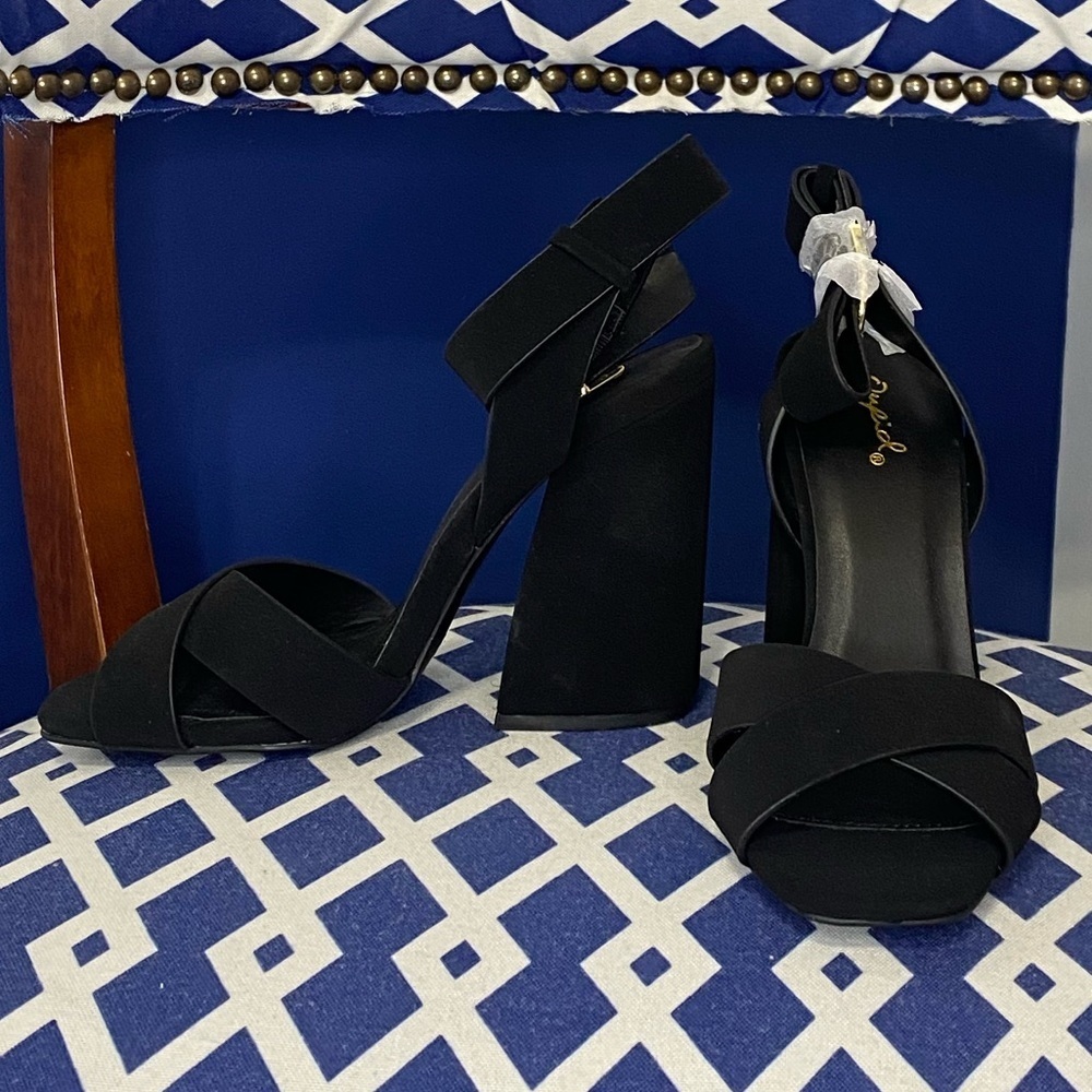 Black criss cross strappy retro ankle strap high heel chunky sandals sz 5.5